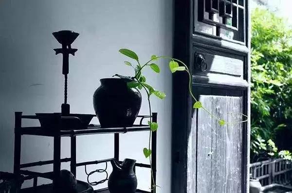 家里財(cái)運(yùn)只出不進(jìn)？跟客廳門窗風(fēng)水有大關(guān)系！